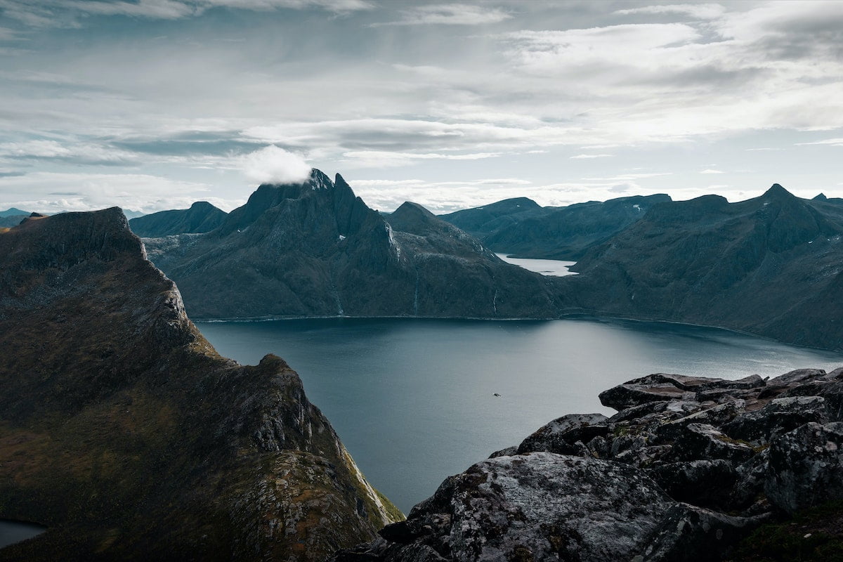Pourquoi devriez-vous ajouter la superbe Senja, Norvège à votre liste de seau 19 Lac Senja