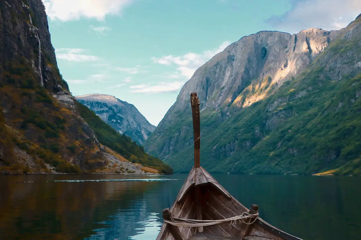 Ce qui fait d'Alesund, en Norvège, une escapade parfaite 18 Bateau Viking dans un fjord