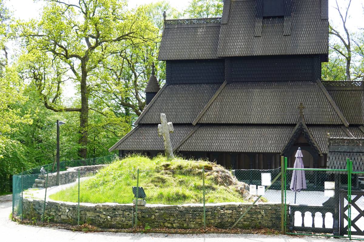 Pourquoi vous devez visiter l'église en bois Fantoft de Bergen 9 Épée d'église en bois Fantoft