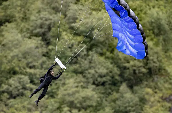 Week-end chargé dans les airs pour Tom Cruise - festival folklorique sur le terrain 26 Week-end chargé dans les airs pour Tom Cruise - festival folklorique sur le terrain - 25