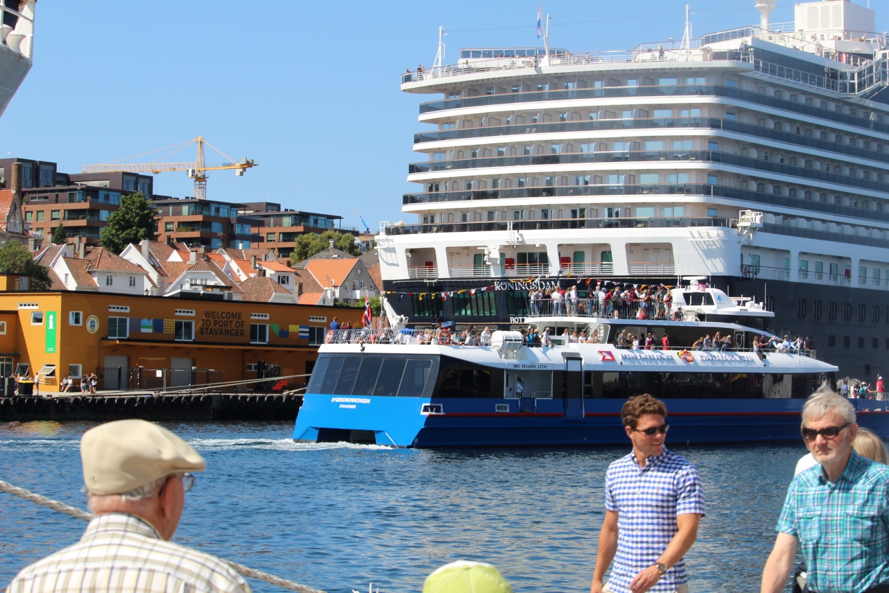 Norway Today souhaite à nos lecteurs le `` dieu sommer '' 275 Le bateau de croisière Koningsdam dans le port de Stavanger touristes