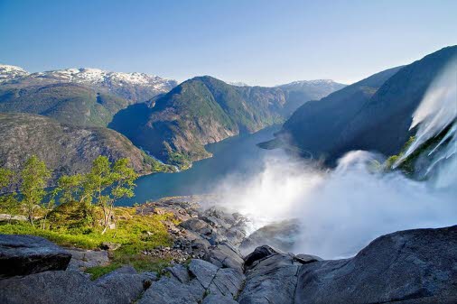 Norway Today souhaite à nos lecteurs le `` dieu sommer '' 276 La cascade et le fjord