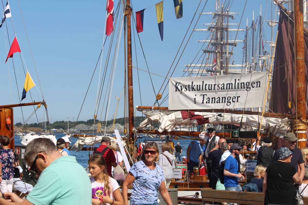 Les courses de grands voiliers arrivent à Vågen 774 Les courses de grands voiliers arrivent à Vågen - 773