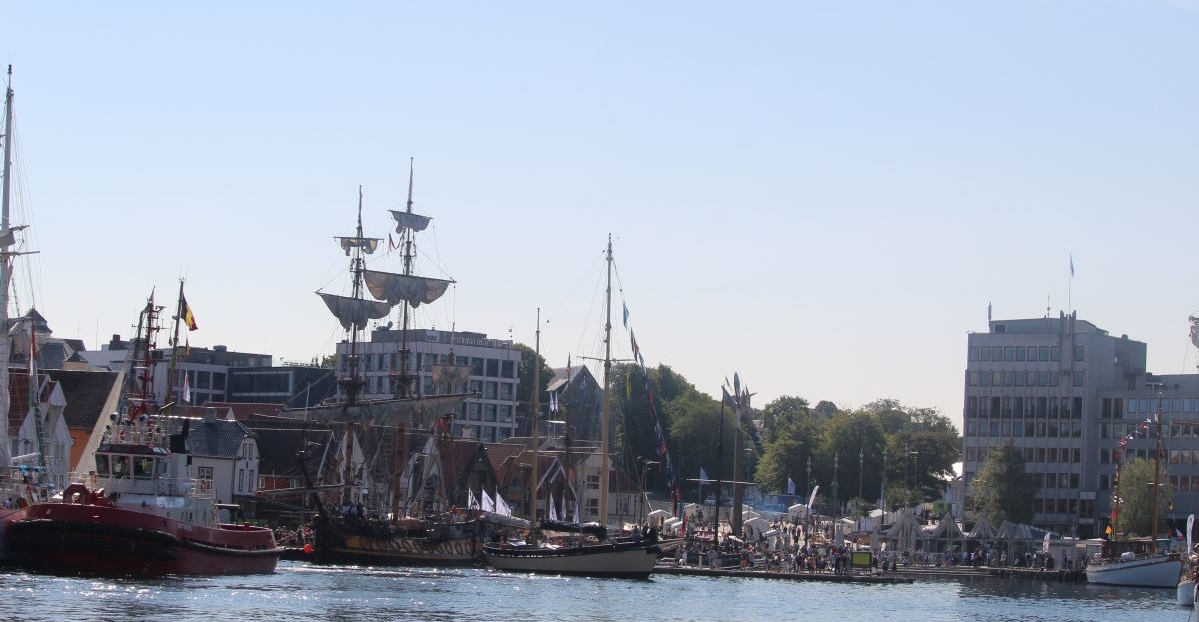 Les courses de grands voiliers arrivent à Vågen 786 Les courses de grands voiliers arrivent à Vågen - 785