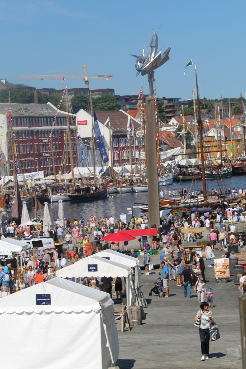 Les courses de grands voiliers arrivent à Vågen 790 Les courses de grands voiliers arrivent à Vågen - 789