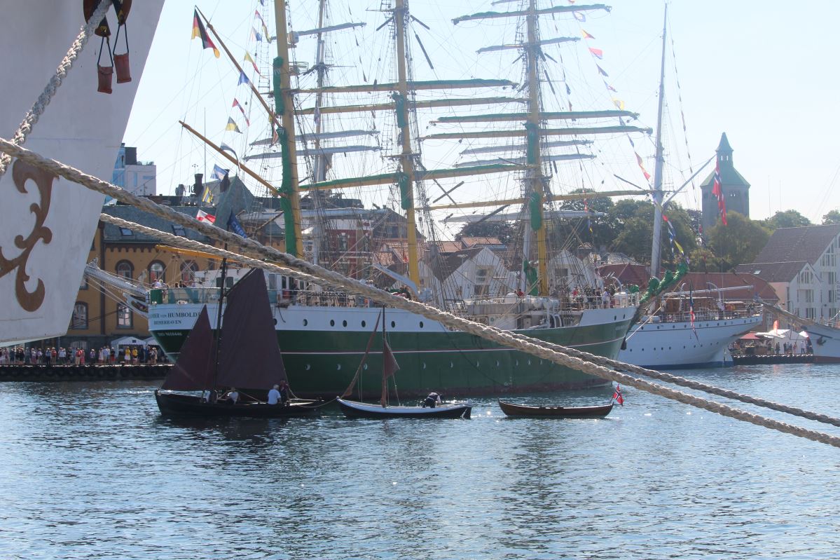 Les courses de grands voiliers arrivent à Vågen 802 Les courses de grands voiliers arrivent à Vågen - 801