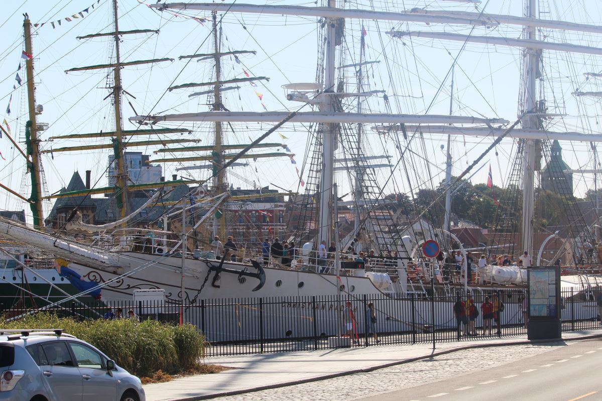 Les courses de grands voiliers arrivent à Vågen 798 Les courses de grands voiliers arrivent à Vågen - 797