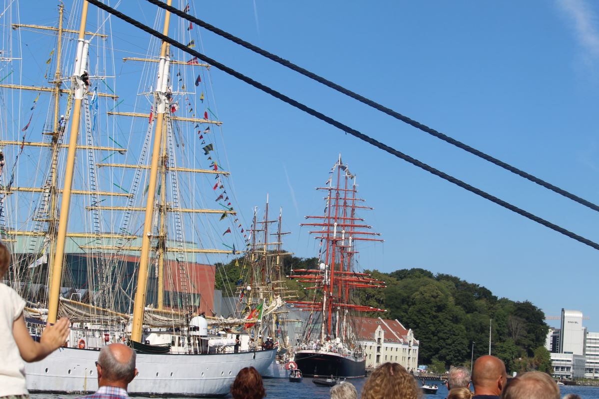 Les courses de grands voiliers arrivent à Vågen 826 Les courses de grands voiliers arrivent à Vågen - 825