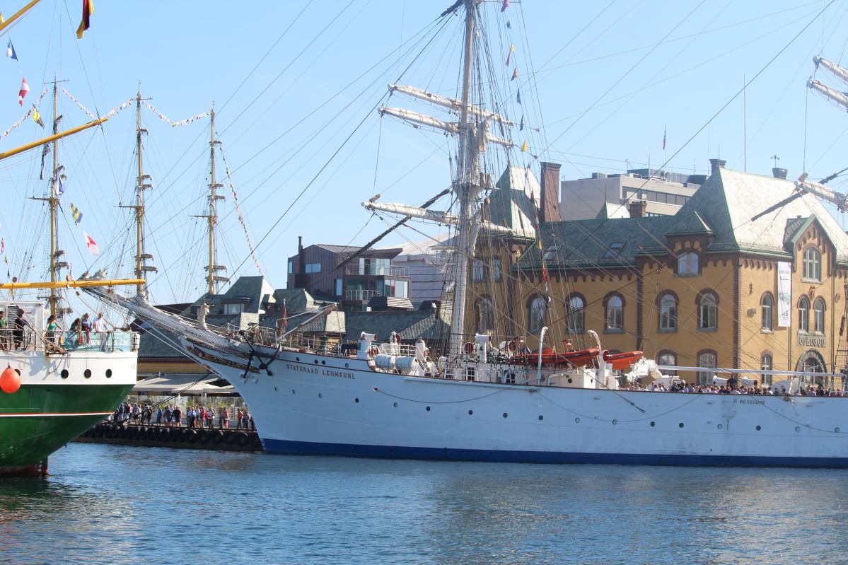 Les courses de grands voiliers arrivent à Vågen 836 Les courses de grands voiliers arrivent à Vågen - 835
