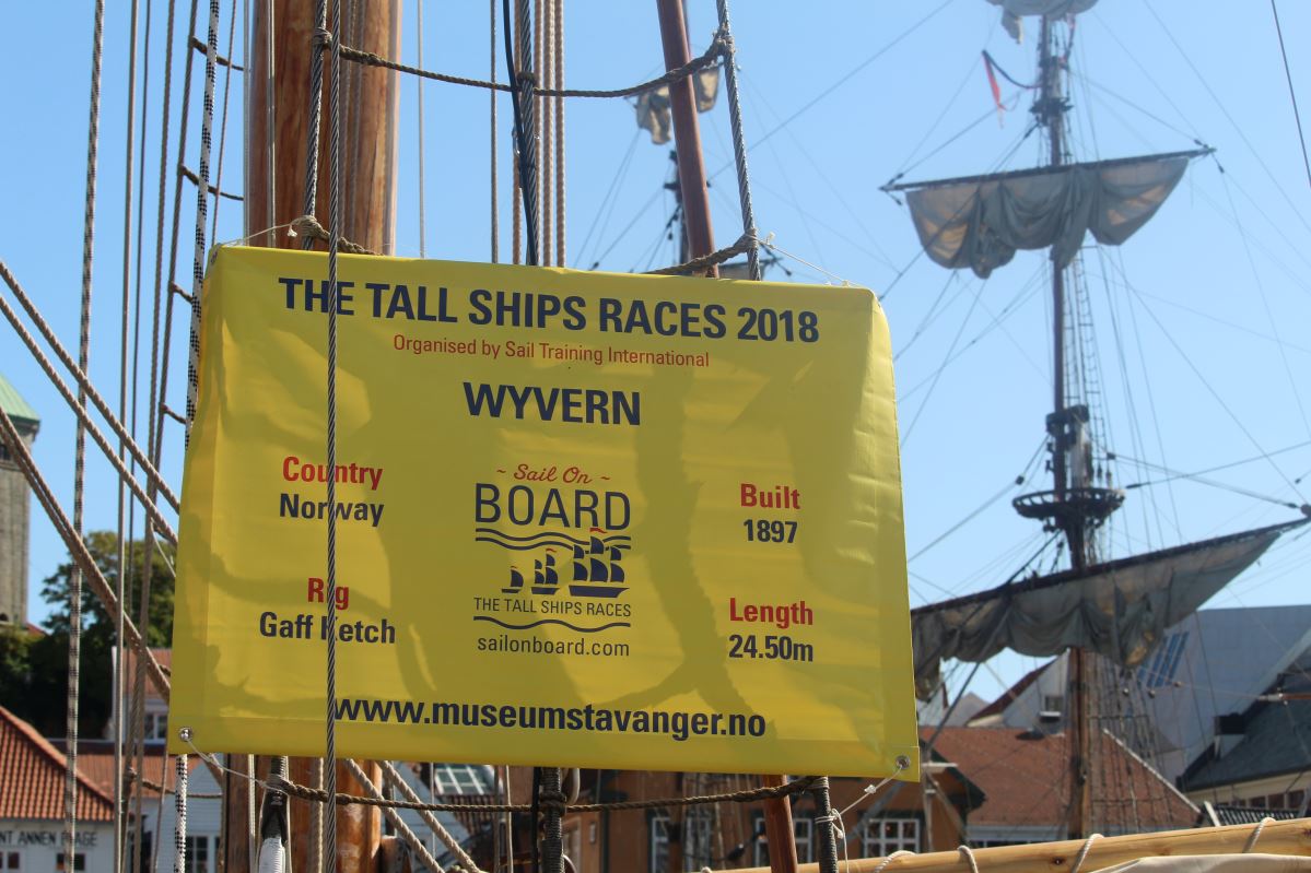 Les courses de grands voiliers arrivent à Vågen 858 Les courses de grands voiliers arrivent à Vågen - 857
