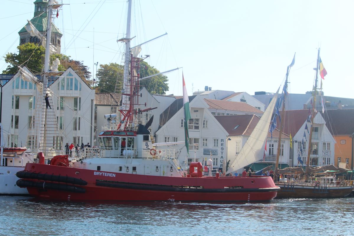 Les courses de grands voiliers arrivent à Vågen 854 Les courses de grands voiliers arrivent à Vågen - 853