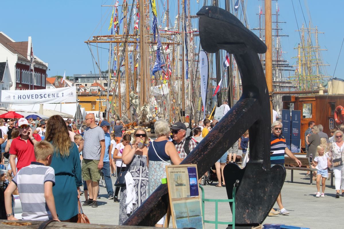 Les courses de grands voiliers arrivent à Vågen 866 Les courses de grands voiliers arrivent à Vågen - 865