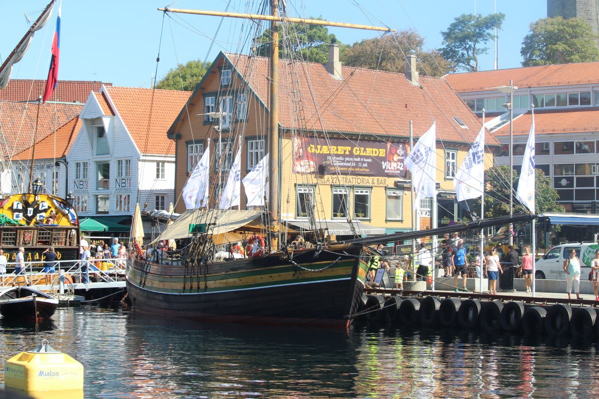 Les courses de grands voiliers arrivent à Vågen 882 Les courses de grands voiliers arrivent à Vågen - 881