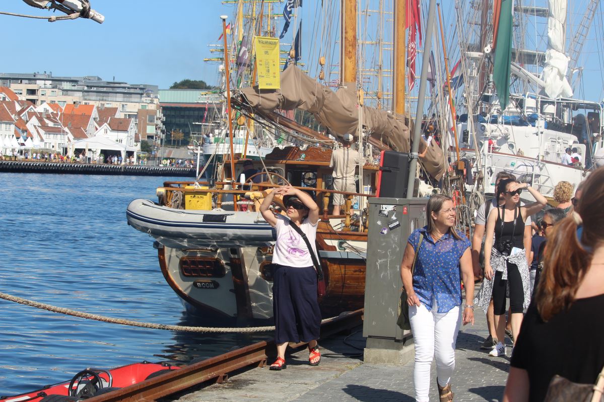 Les courses de grands voiliers arrivent à Vågen 908 Les courses de grands voiliers arrivent à Vågen - 907
