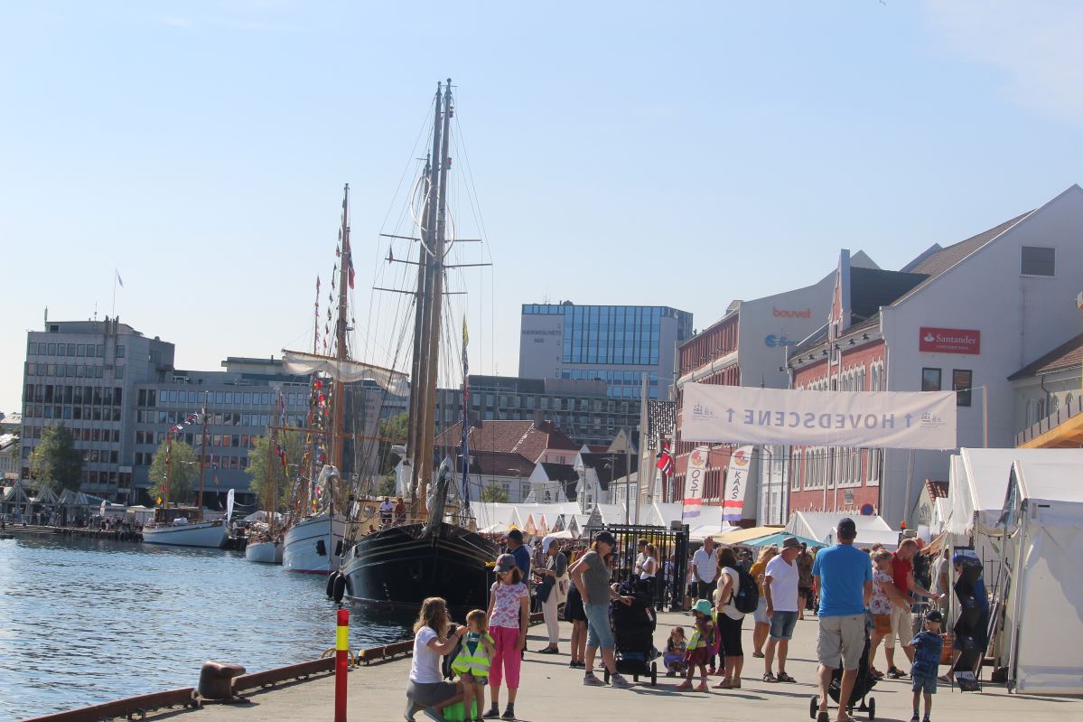Les courses de grands voiliers arrivent à Vågen 918 Les courses de grands voiliers arrivent à Vågen - 917