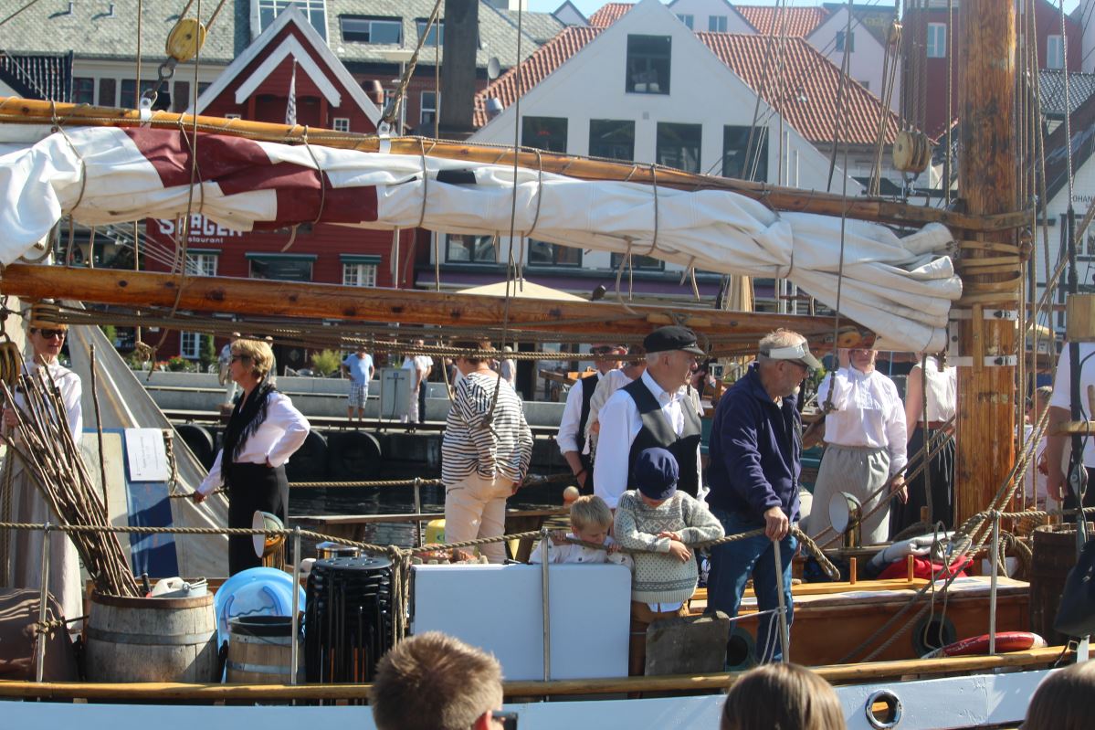 Les courses de grands voiliers arrivent à Vågen 920 Les courses de grands voiliers arrivent à Vågen - 919
