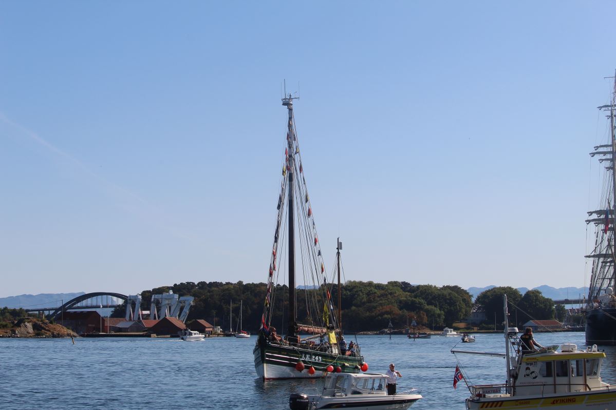 Les courses de grands voiliers arrivent à Vågen 928 Les courses de grands voiliers arrivent à Vågen - 927