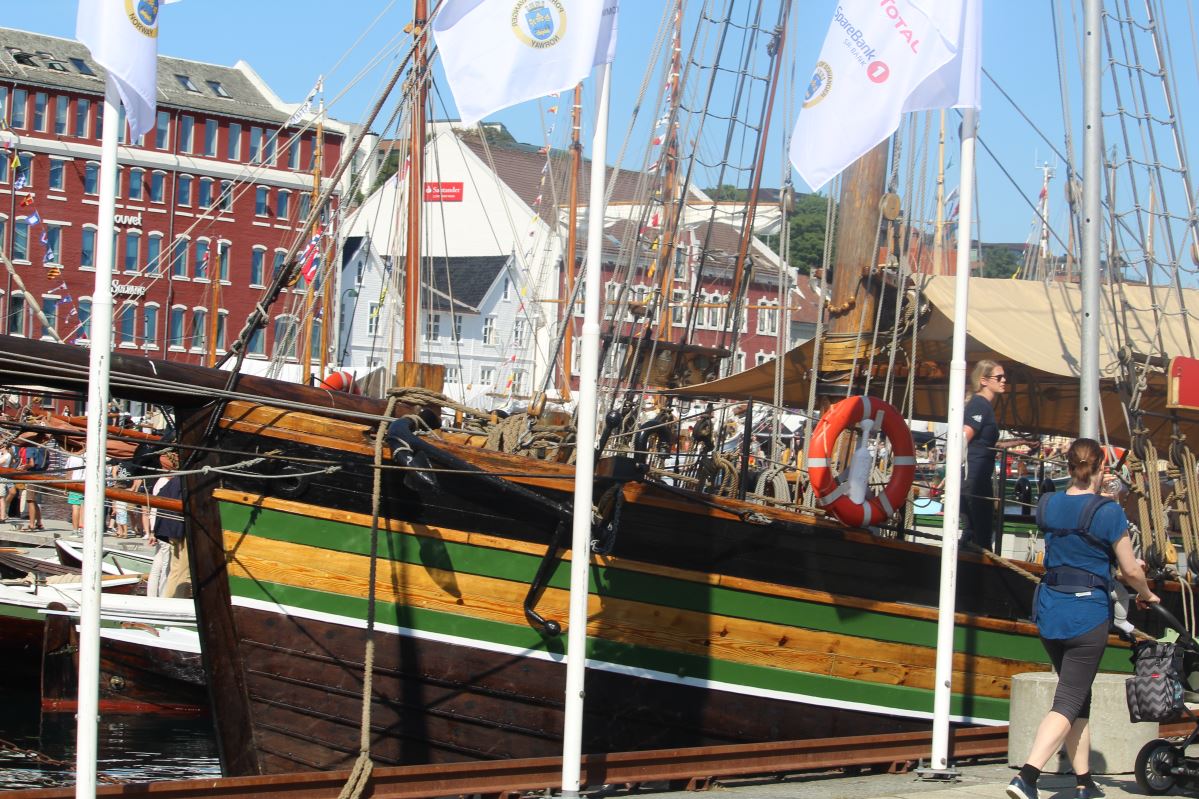 Les courses de grands voiliers arrivent à Vågen 936 Les courses de grands voiliers arrivent à Vågen - 935