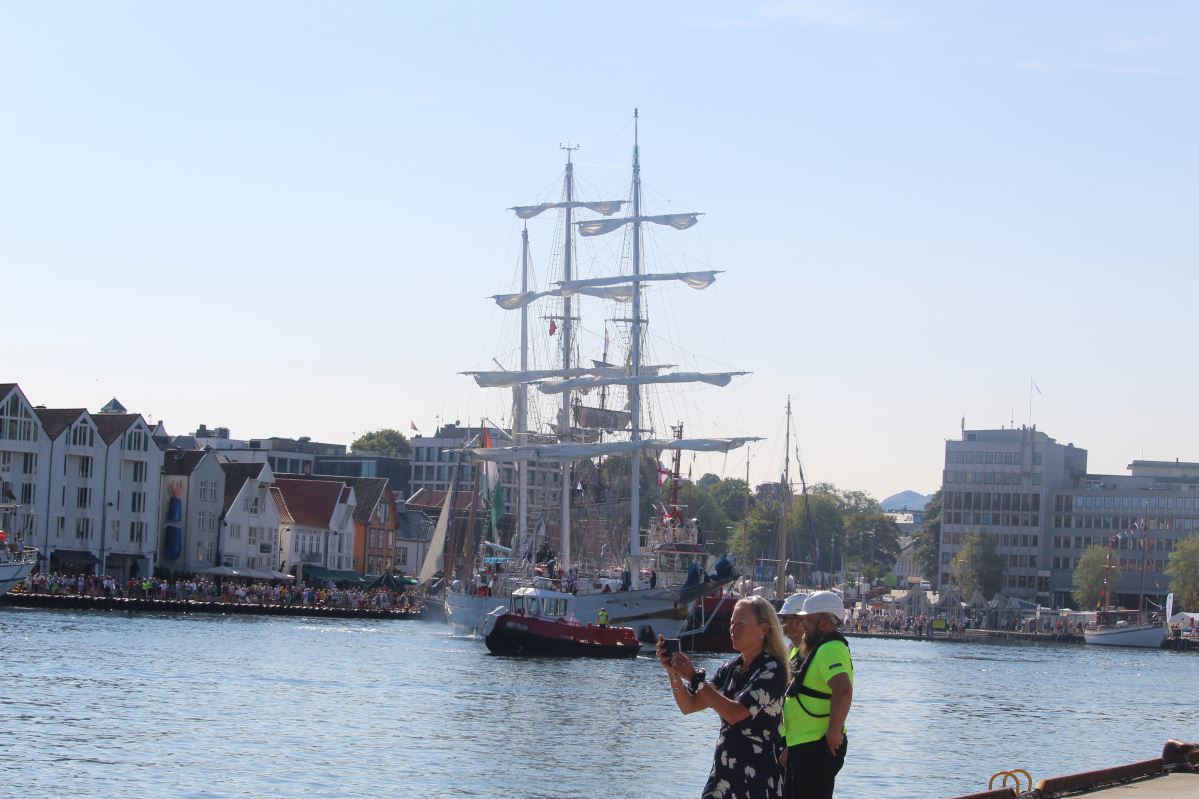 Les courses de grands voiliers arrivent à Vågen 948 Les courses de grands voiliers arrivent à Vågen - 947