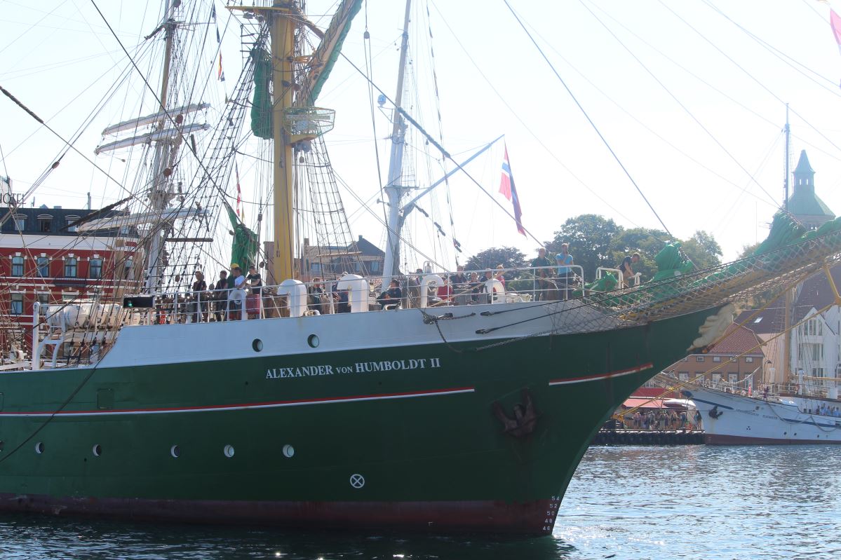 Les courses de grands voiliers arrivent à Vågen 950 Les courses de grands voiliers arrivent à Vågen - 949