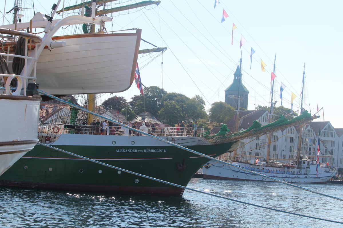 Les courses de grands voiliers arrivent à Vågen 966 Les courses de grands voiliers arrivent à Vågen - 965