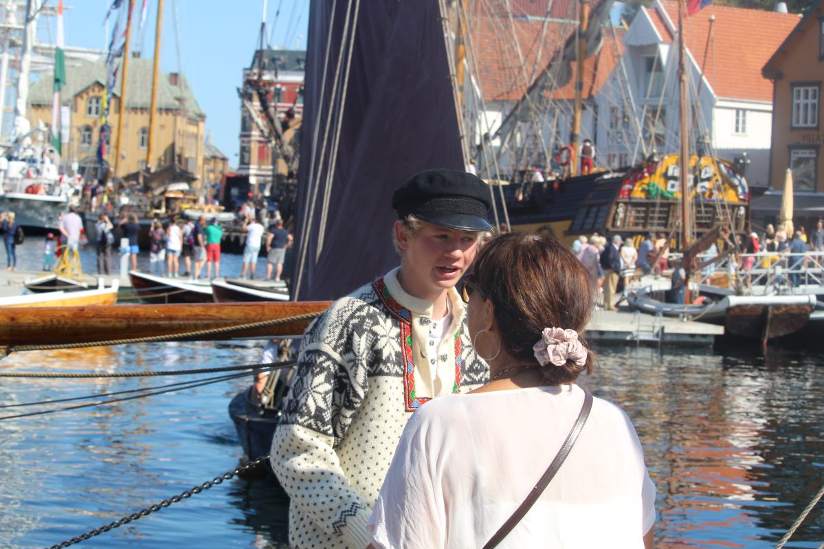 Les courses de grands voiliers arrivent à Vågen 990 Les courses de grands voiliers arrivent à Vågen - 989