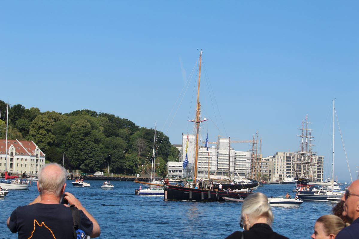 Les courses de grands voiliers arrivent à Vågen 992 Les courses de grands voiliers arrivent à Vågen - 991