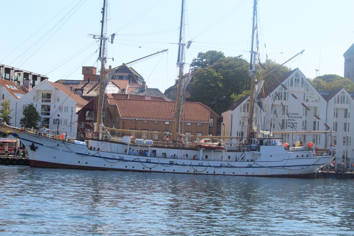 Les courses de grands voiliers arrivent à Vågen 1017 Les courses de grands voiliers arrivent à Vågen - 1016