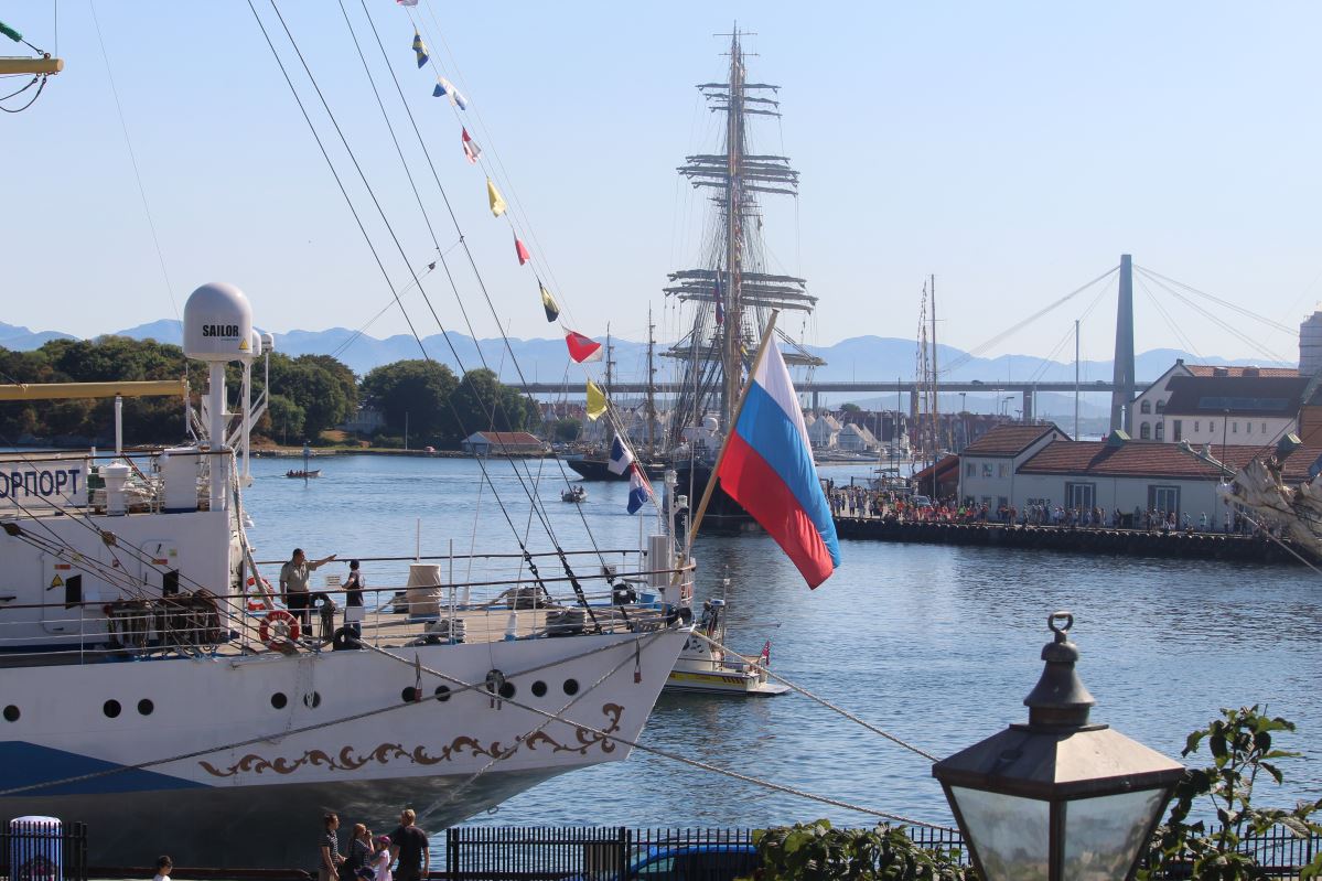 Les courses de grands voiliers arrivent à Vågen 1039 Les courses de grands voiliers arrivent à Vågen - 1038
