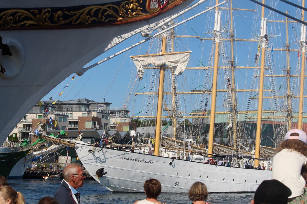Les courses de grands voiliers arrivent à Vågen 1047 Les courses de grands voiliers arrivent à Vågen - 1046
