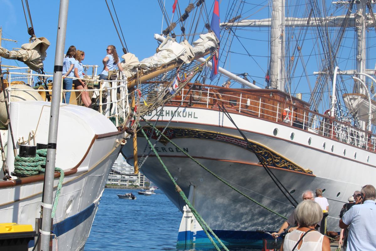 Les courses de grands voiliers arrivent à Vågen 1049 Les courses de grands voiliers arrivent à Vågen - 1048