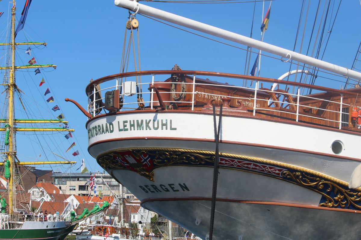 Les courses de grands voiliers arrivent à Vågen 1055 Les courses de grands voiliers arrivent à Vågen - 1054