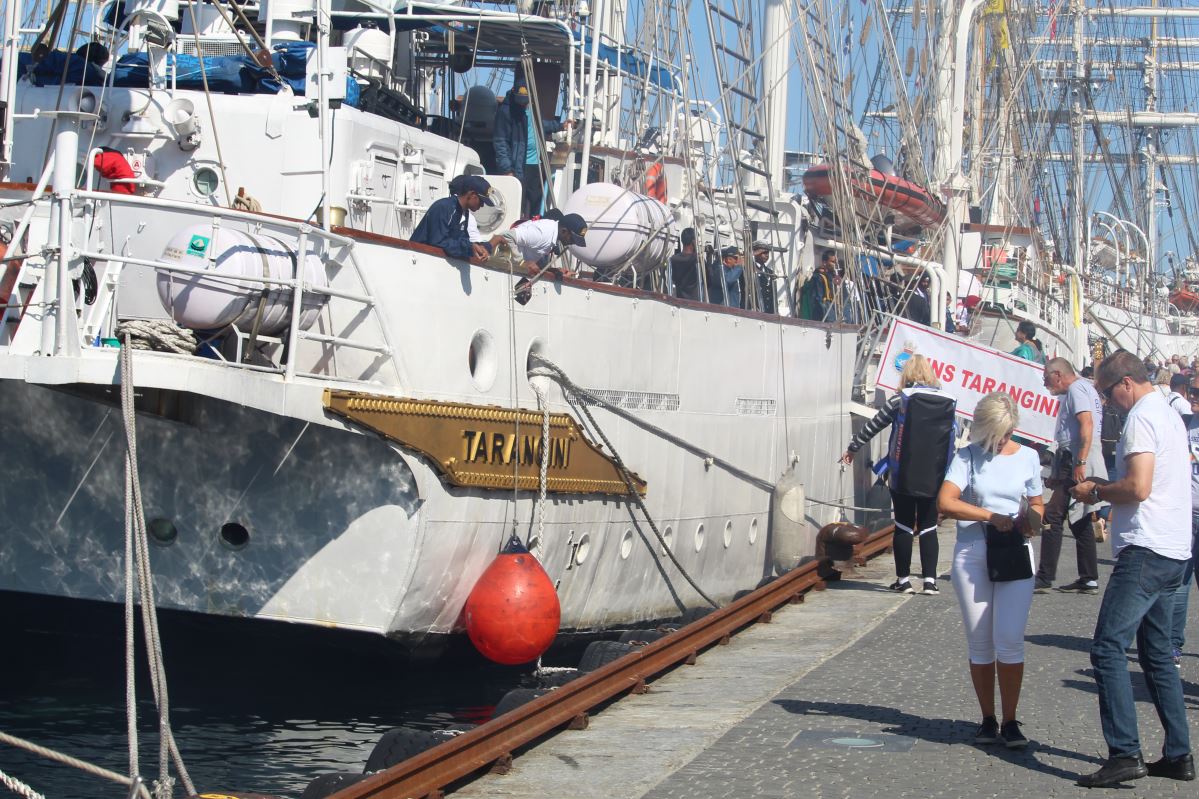 Les courses de grands voiliers arrivent à Vågen 1053 Les courses de grands voiliers arrivent à Vågen - 1052