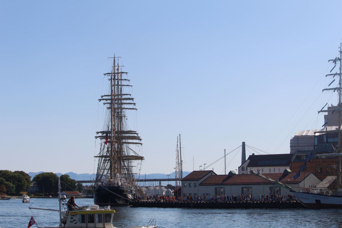 Les courses de grands voiliers arrivent à Vågen 1063 Les courses de grands voiliers arrivent à Vågen - 1062