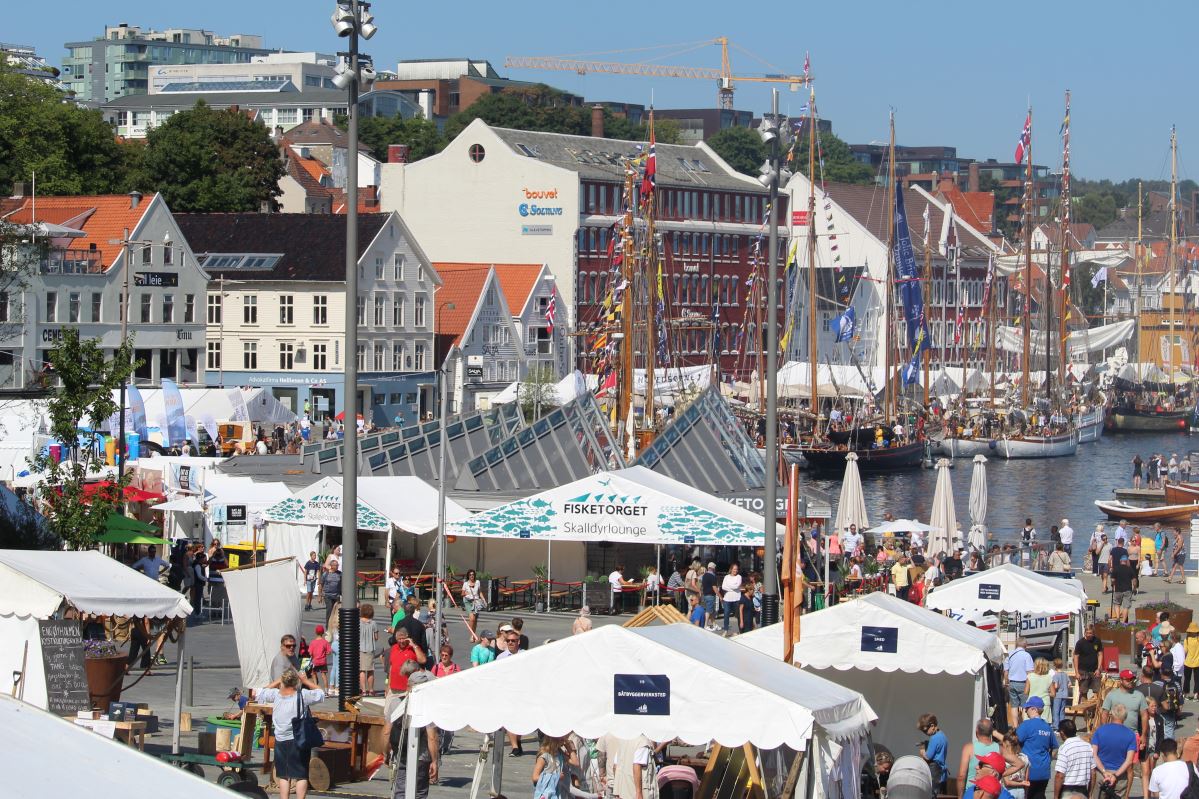 Les courses de grands voiliers arrivent à Vågen 1073 Les courses de grands voiliers arrivent à Vågen - 1072