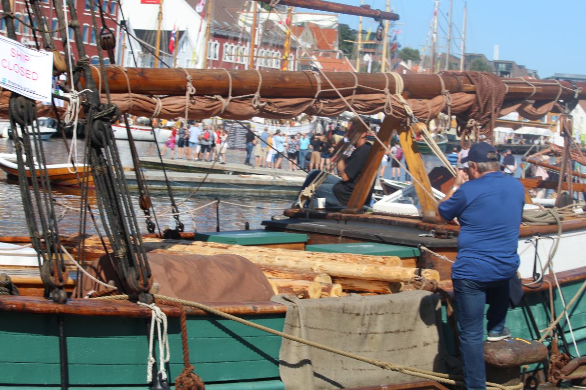 Les courses de grands voiliers arrivent à Vågen 1085 Les courses de grands voiliers arrivent à Vågen - 1084
