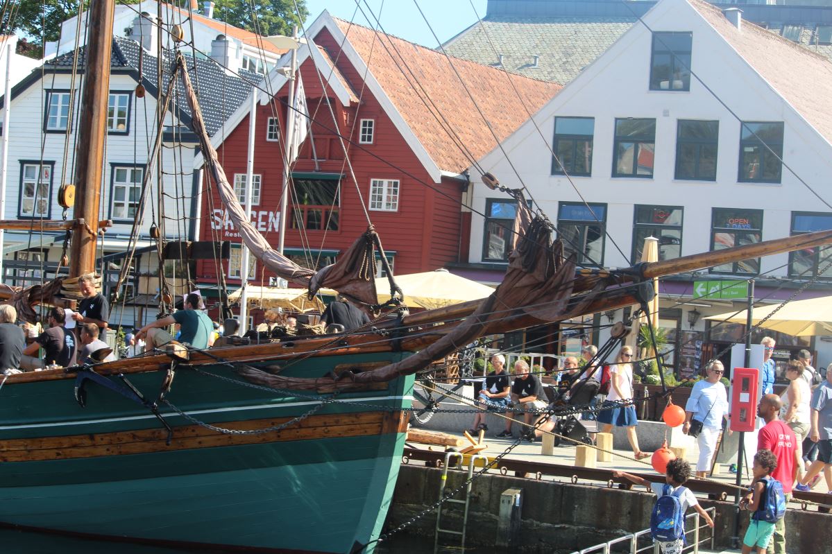 Les courses de grands voiliers arrivent à Vågen 1098 Les courses de grands voiliers arrivent à Vågen - 1097
