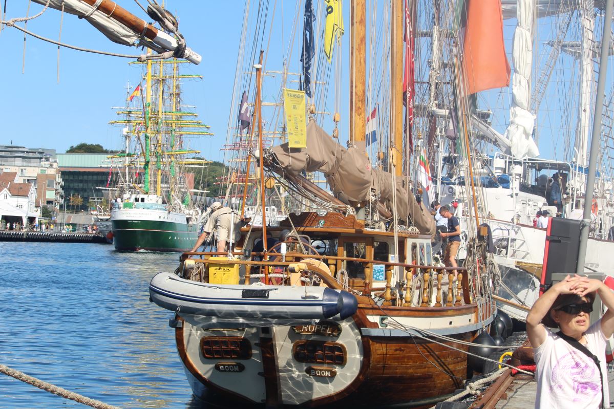 Les courses de grands voiliers arrivent à Vågen 1096 Les courses de grands voiliers arrivent à Vågen - 1095