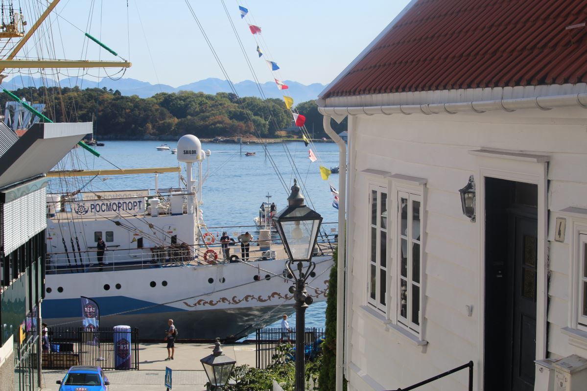 Les courses de grands voiliers arrivent à Vågen 1110 Les courses de grands voiliers arrivent à Vågen - 1109