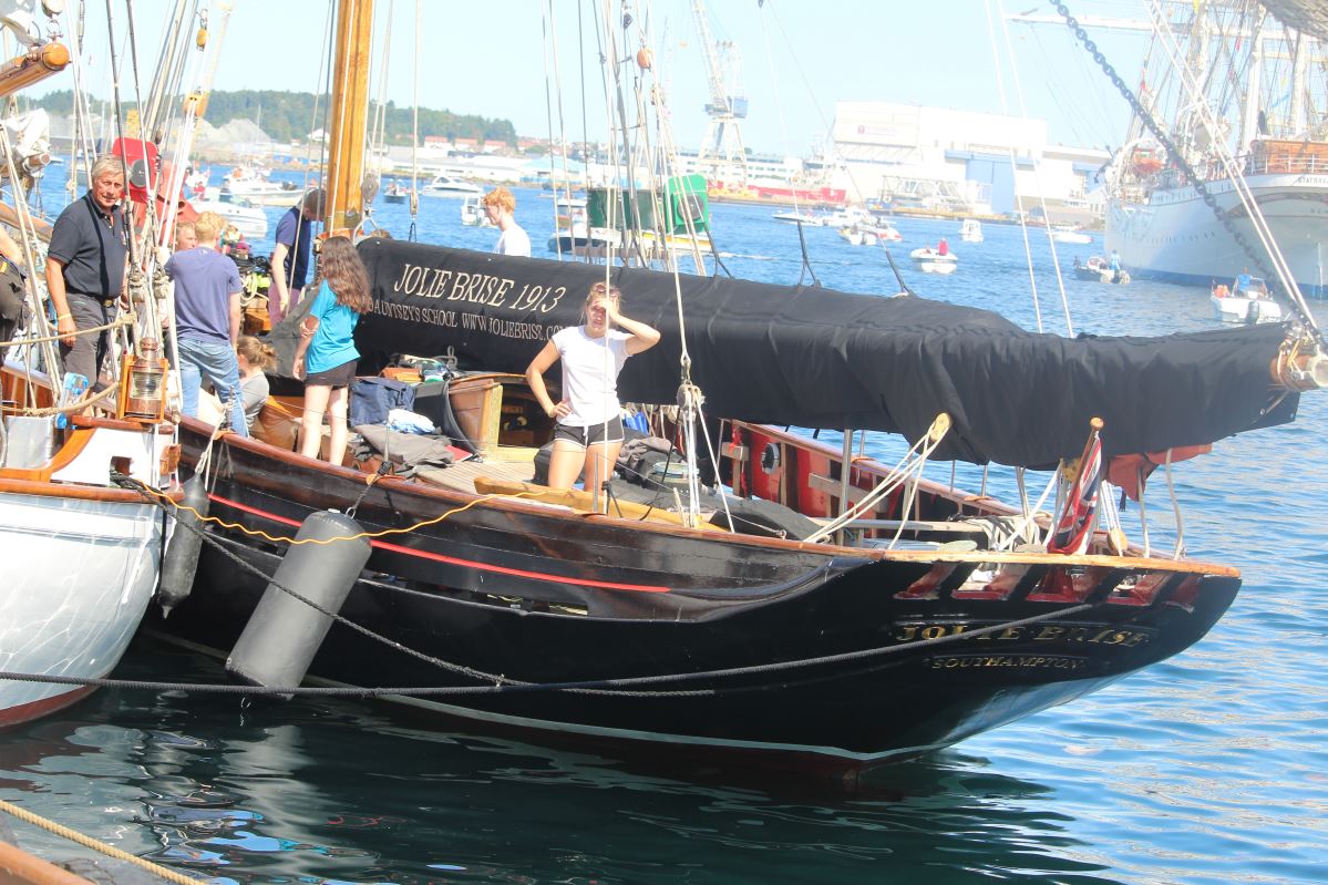 Les courses de grands voiliers arrivent à Vågen 1118 Les courses de grands voiliers arrivent à Vågen - 1117