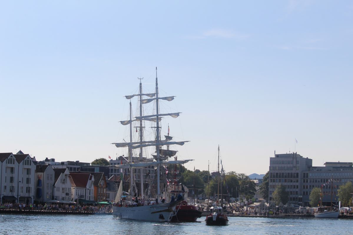 Les courses de grands voiliers arrivent à Vågen 1126 Les courses de grands voiliers arrivent à Vågen - 1125