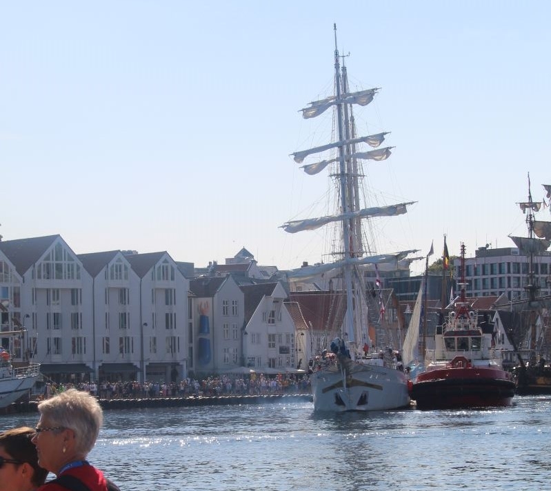 Les courses de grands voiliers arrivent à Vågen 1130 Les courses de grands voiliers arrivent à Vågen - 1129