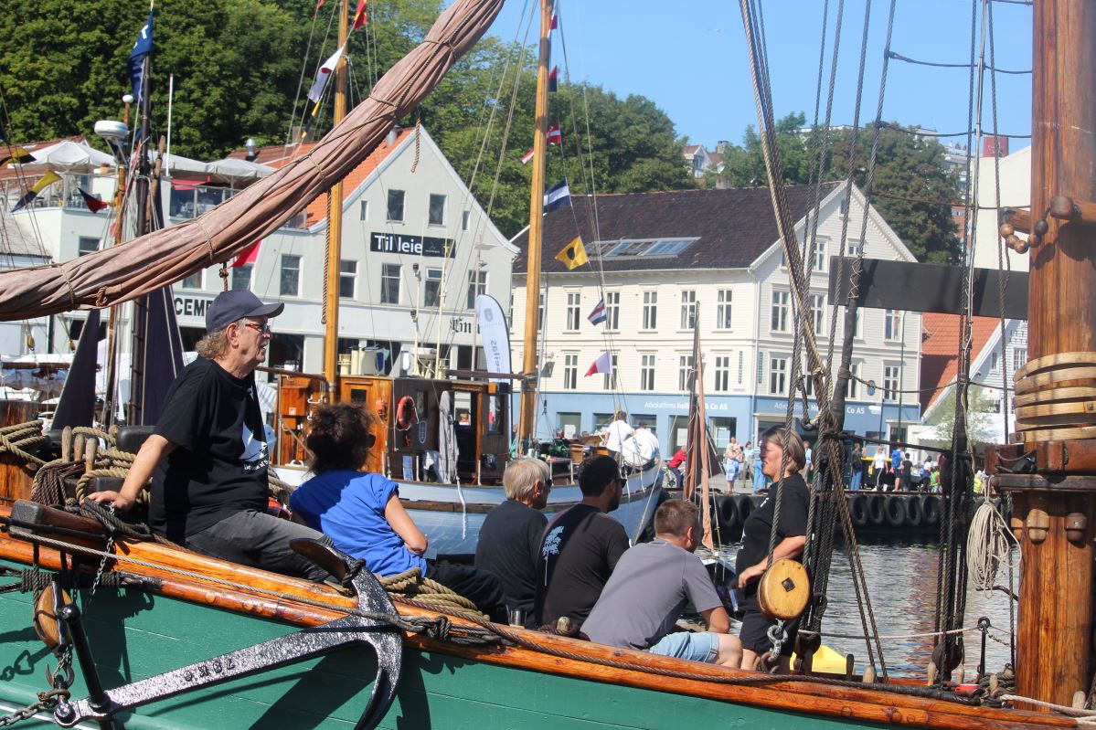 Les courses de grands voiliers arrivent à Vågen 1140 Les courses de grands voiliers arrivent à Vågen - 1139