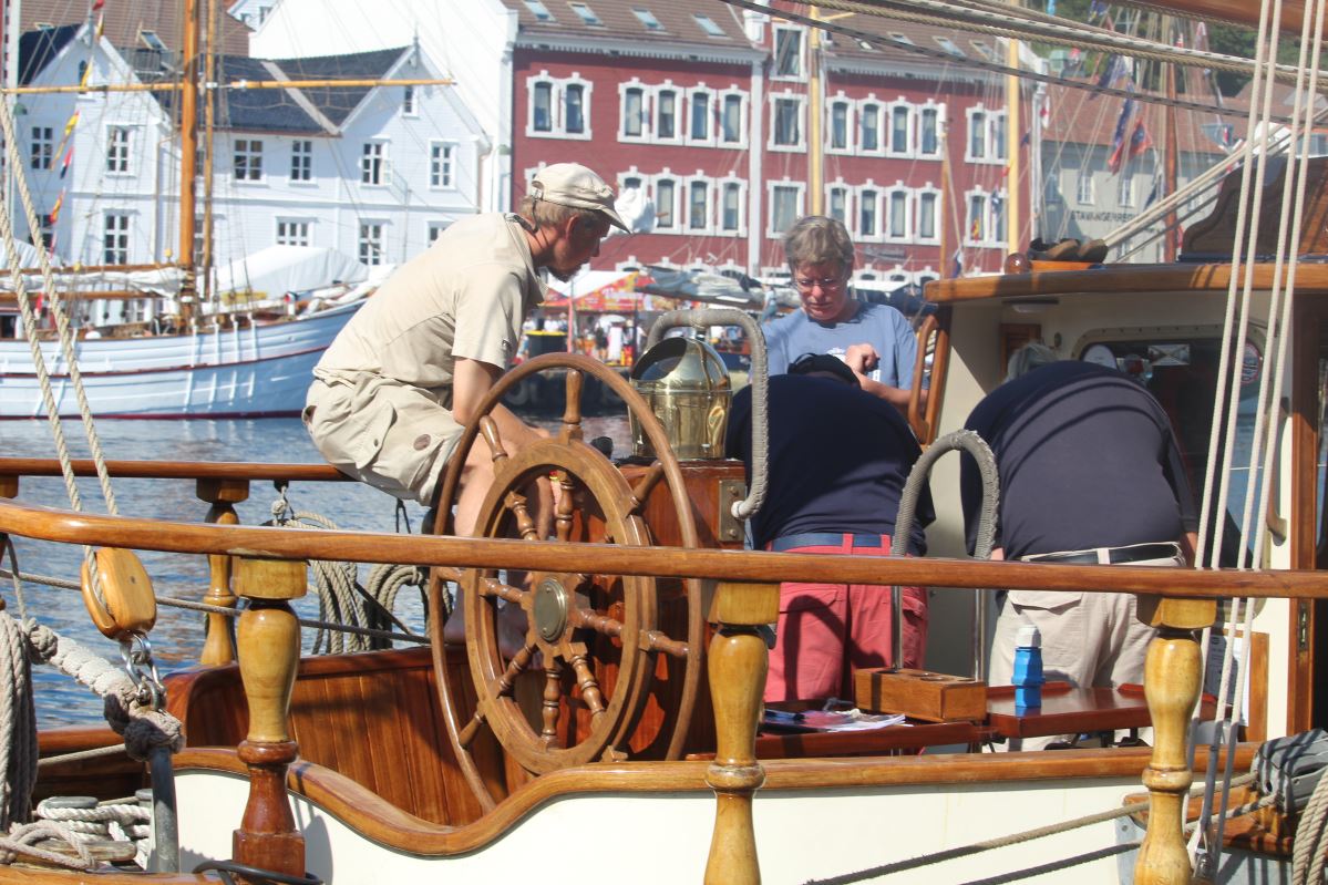 Les courses de grands voiliers arrivent à Vågen 1150 Les courses de grands voiliers arrivent à Vågen - 1149