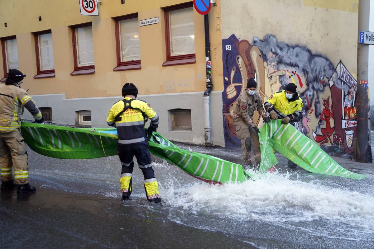 PHOTO: une fuite d'eau majeure signalée à Oslo, aucune route fermée pour le moment 10 PHOTO: une fuite d'eau majeure signalée à Oslo, aucune route fermée pour le moment - 9