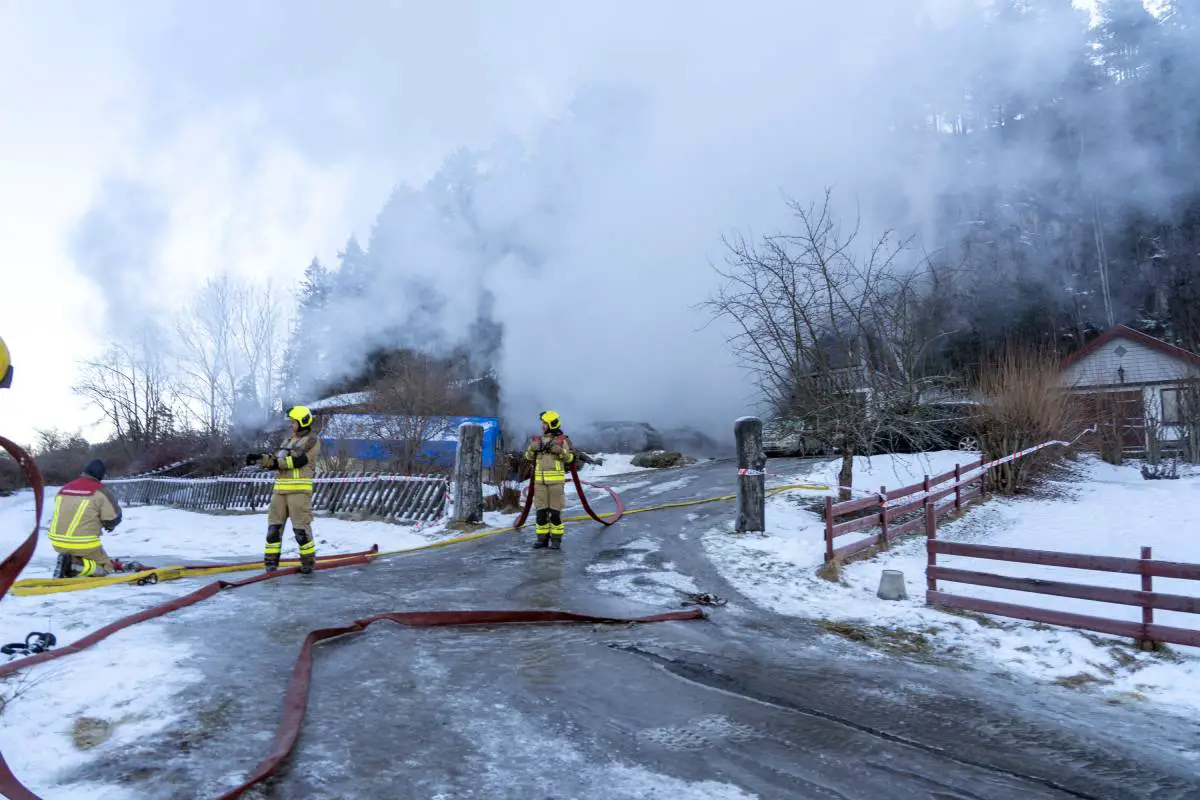 PHOTO: cinq personnes sont sans abri après l'incendie d'une maison à Hurum 10 PHOTO: cinq personnes sont sans abri après l'incendie d'une maison à Hurum - 9