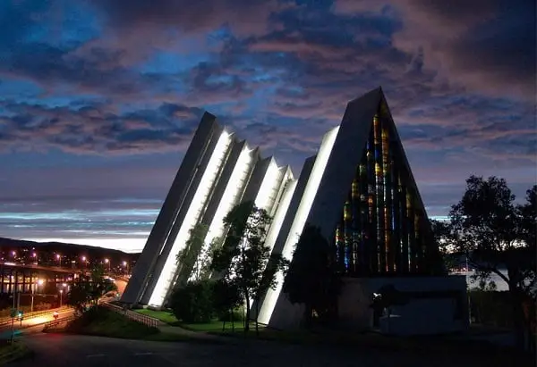 Norway Today souhaite à nos lecteurs le `` dieu sommer '' 236 Église cathédrale arctique de Norvège Tromsø