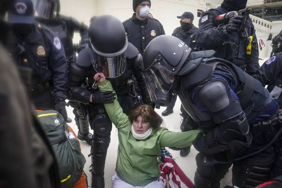 PHOTO: des scènes dramatiques aux États-Unis alors que les partisans de Trump font irruption au Congrès 14 PHOTO: des scènes dramatiques aux États-Unis alors que les partisans de Trump font irruption au Congrès - 13