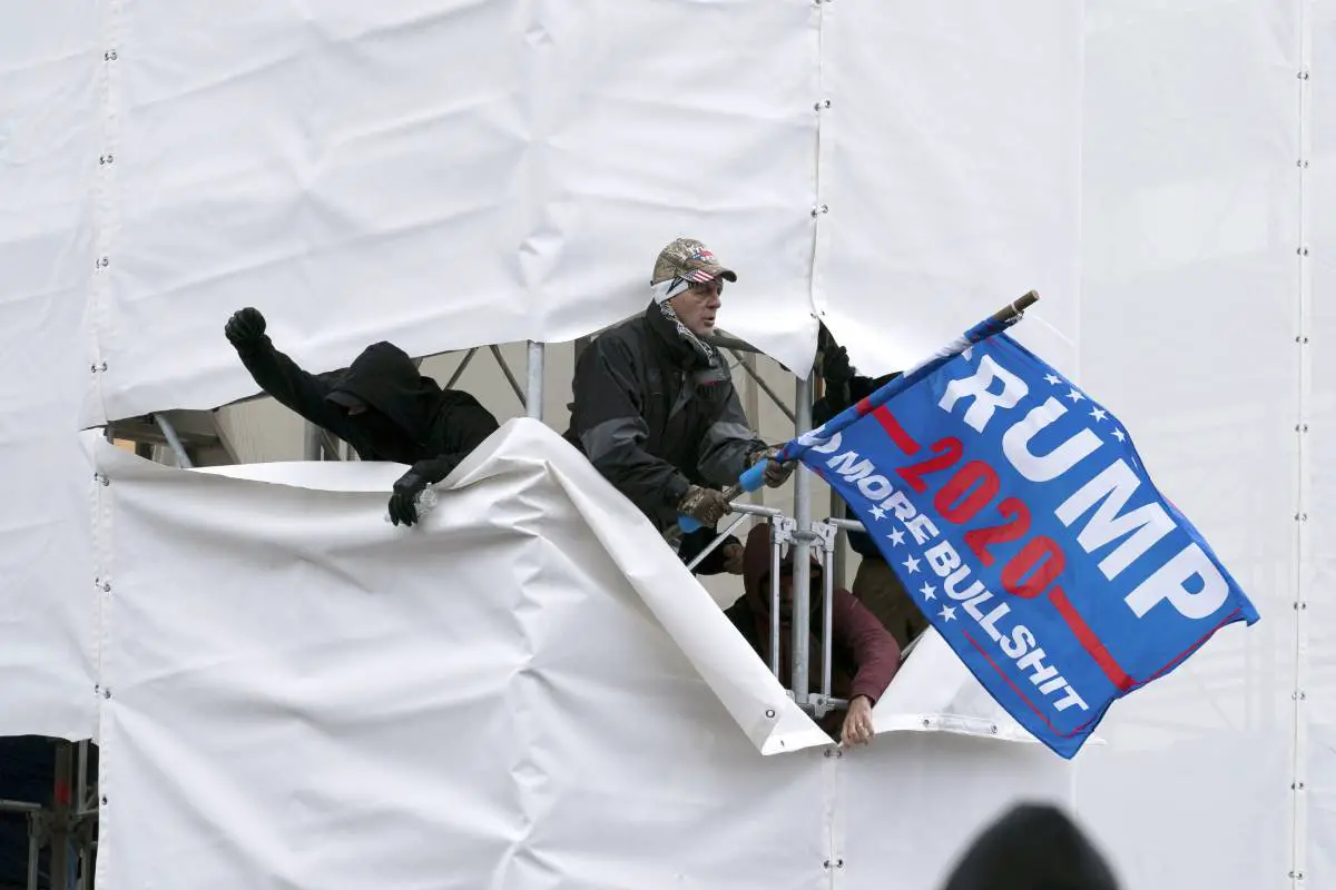PHOTO: des scènes dramatiques aux États-Unis alors que les partisans de Trump font irruption au Congrès 16 PHOTO: des scènes dramatiques aux États-Unis alors que les partisans de Trump font irruption au Congrès - 15