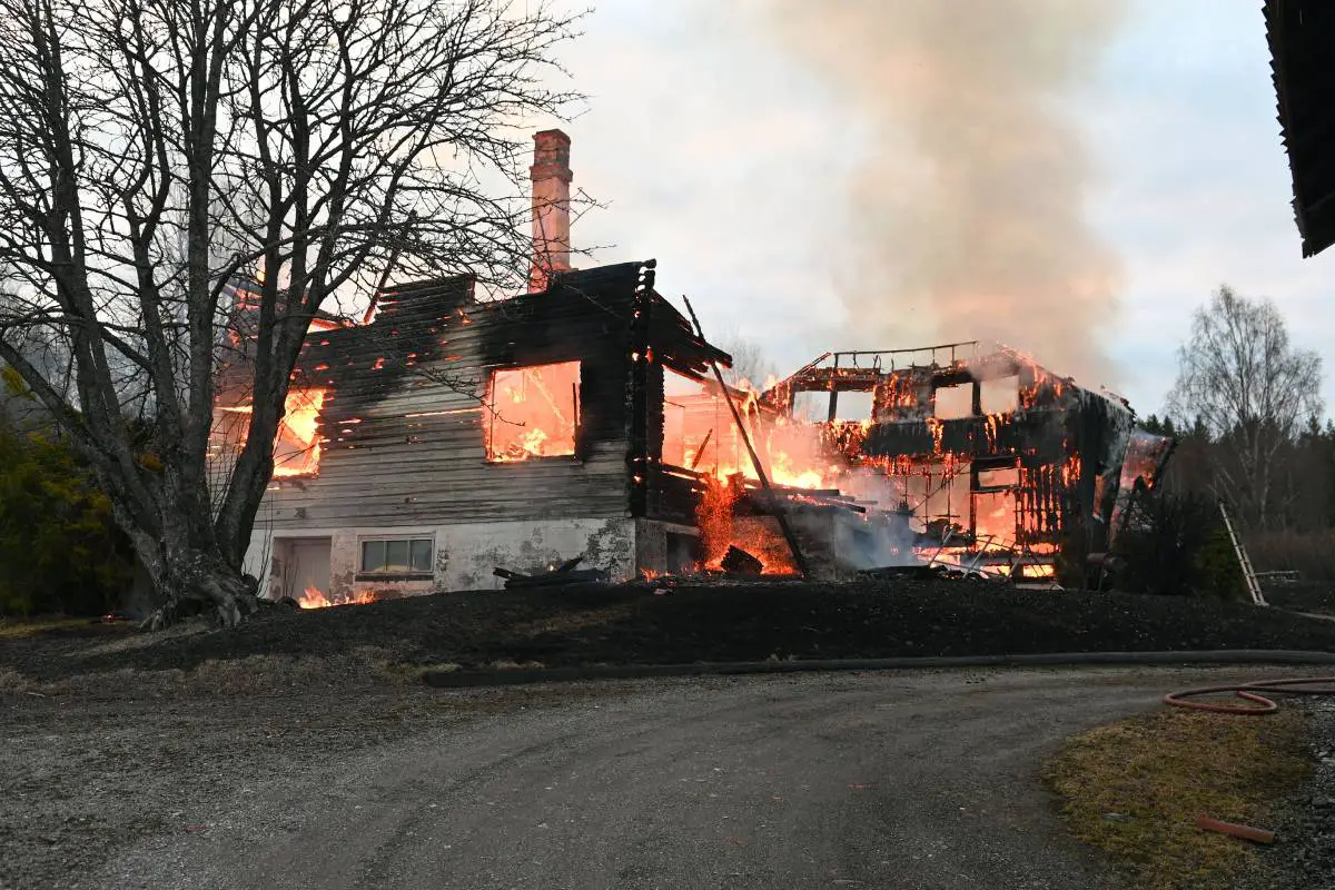 PHOTO: un homme d'une quarantaine d'années retrouvé mort après un incendie à Romerike. La police décrit la mort comme suspecte 10 PHOTO: un homme d'une quarantaine d'années retrouvé mort après un incendie à Romerike. La police décrit la mort comme suspecte - 9